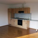Wohnung 4 - Wohn-/Esszimmer mit Blick auf Küchenzeile